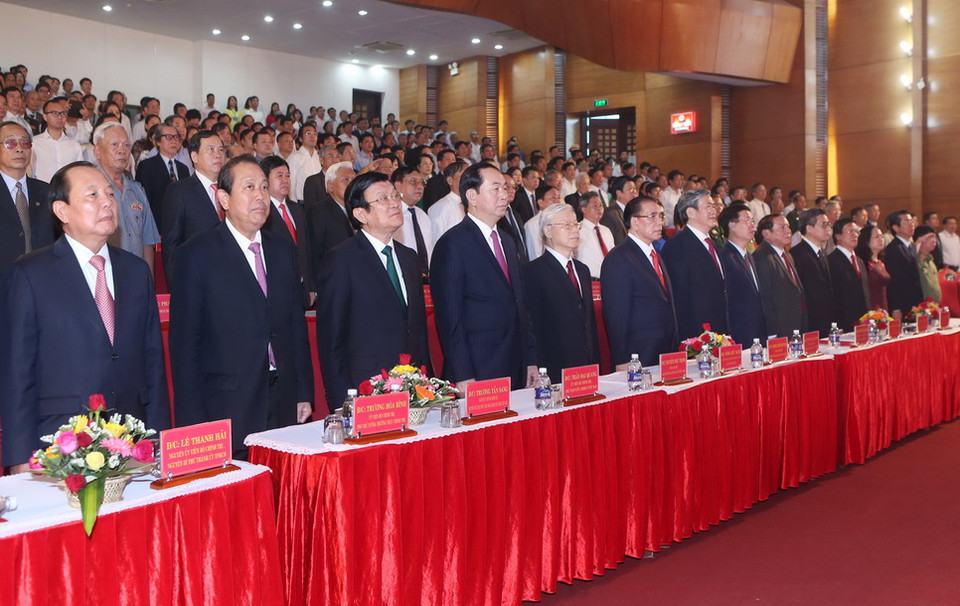 Các đại biểu thực hiện nghi lễ chào cờ tại buổi lễ. (Ảnh: Lâm Khánh/TTXVN)