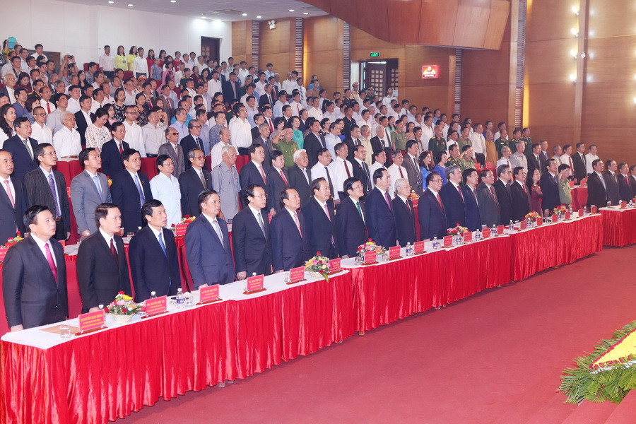 Các đại biểu thực hiện nghi lễ chào cờ tại buổi lễ. (Ảnh: Lâm Khánh/TTXVN)