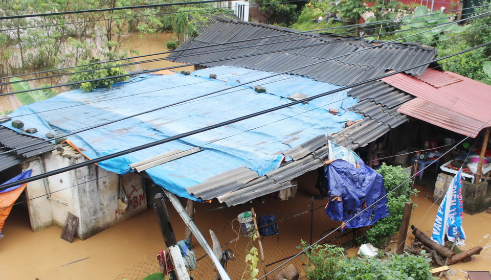 Mưa kéo dài khiến mực nước tại suối Nậm La, thành phố Sơn La dâng cao, gây ngập úng nhiều nhà cửa, hoa màu của người dân. (Ảnh: Nguyễn Cường/TTXVN)
