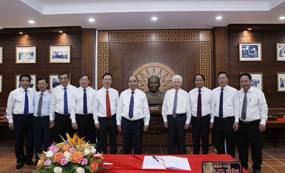 Chủ tịch nước Nguyễn Xuân Phúc chụp ảnh chung với các đại biểu tại Khu lưu niệm Chủ tịch Hội đồng Nhà nước Võ Chí Công, thôn Khương Mỹ, xã Tam Xuân 1, huyện Núi Thành. (Ảnh: Thống Nhất/TTXVN)