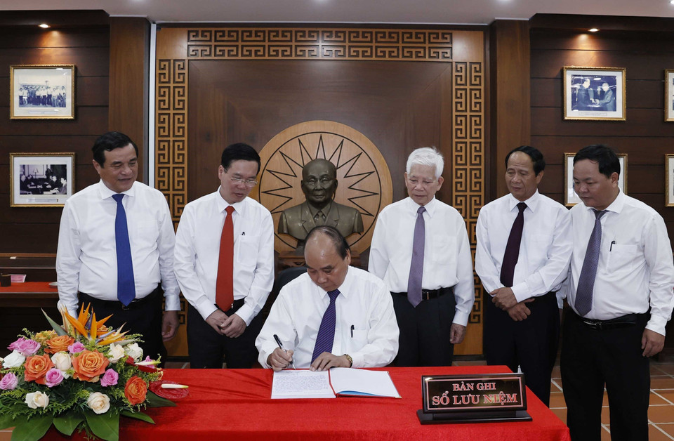 Chủ tịch nước Nguyễn Xuân Phúc viết lưu bút tại Khu lưu niệm Chủ tịch Hội đồng Nhà nước Võ Chí Công, thôn Khương Mỹ, xã Tam Xuân 1, huyện Núi Thành. (Ảnh: Thống Nhất/TTXVN)