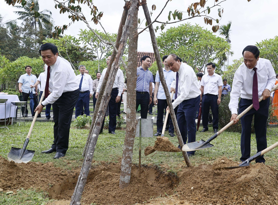 Chủ tịch nước Nguyễn Xuân Phúc trồng cây tại Khu lưu niệm Chủ tịch Hội đồng Nhà nước Võ Chí Công, thôn Khương Mỹ, xã Tam Xuân 1, huyện Núi Thành. (Ảnh: Thống Nhất/TTXVN)