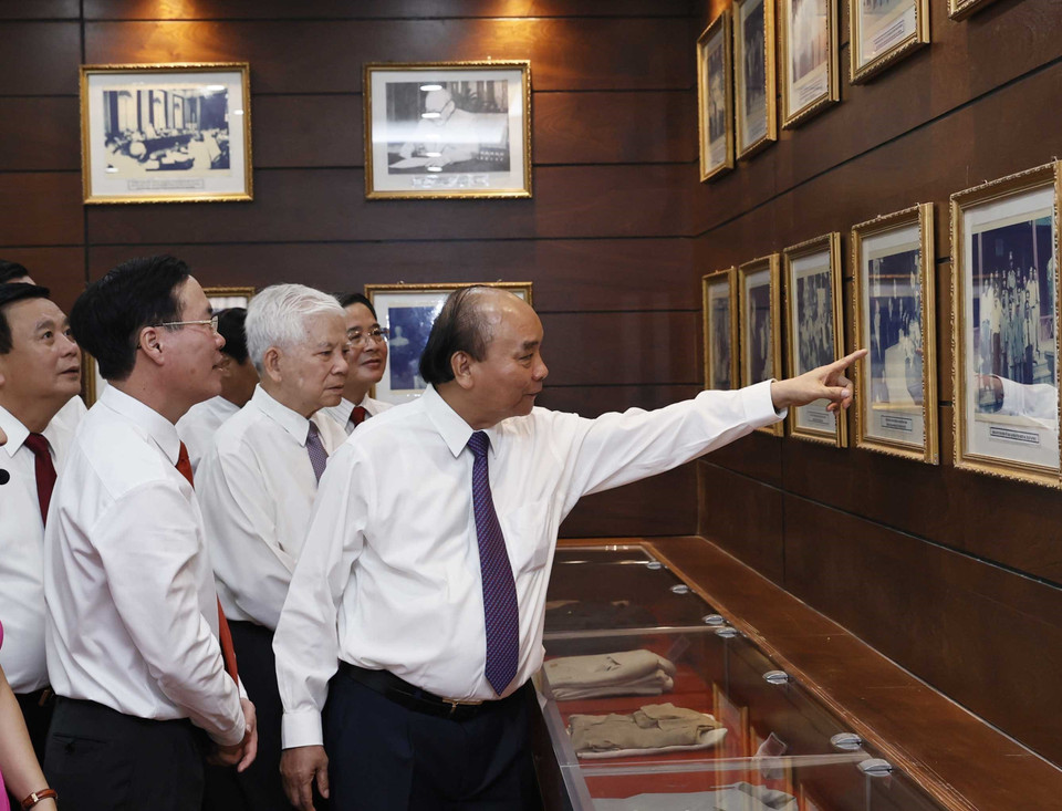 Chủ tịch nước Nguyễn Xuân Phúc tham quan Khu lưu niệm Chủ tịch Hội đồng Nhà nước Võ Chí Công, thôn Khương Mỹ, xã Tam Xuân 1, huyện Núi Thành. (Ảnh: Thống Nhất/TTXVN)