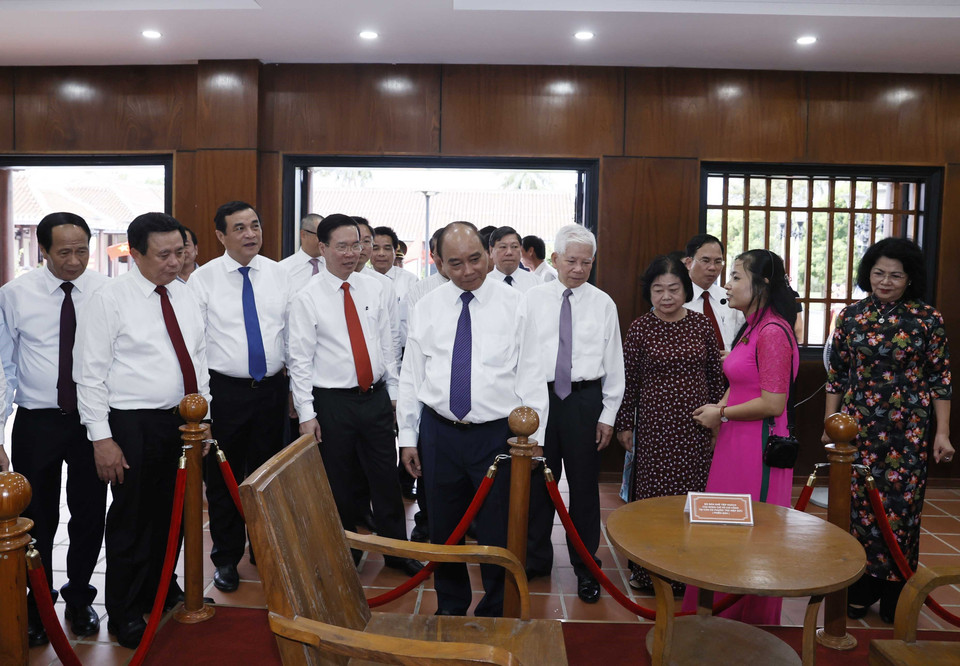 Chủ tịch nước Nguyễn Xuân Phúc tham quan Khu lưu niệm Chủ tịch Hội đồng Nhà nước Võ Chí Công, thôn Khương Mỹ, xã Tam Xuân 1, huyện Núi Thành. (Ảnh: Thống Nhất/TTXVN)