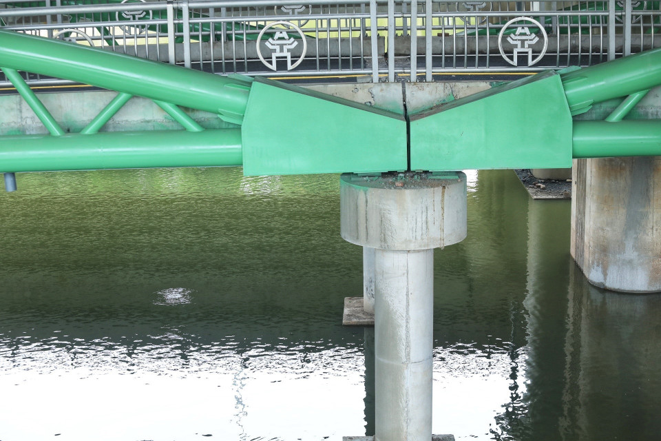 Trụ cầu được xây dựng chắc chắn đảm bảo tính an toàn và thẩm mỹ. (Ảnh: Tuấn Anh/TTXVN)