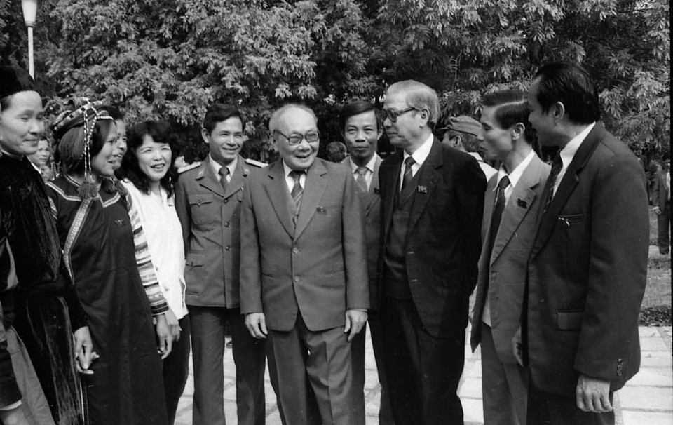 Chủ tịch Hội đồng Nhà nước Võ Chí Công gặp gỡ đại biểu dự Kỳ họp thứ 6, Quốc hội khóa 8 (Hà Nội, 18/12/1989). (Ảnh: Kim Hùng/TTXVN)