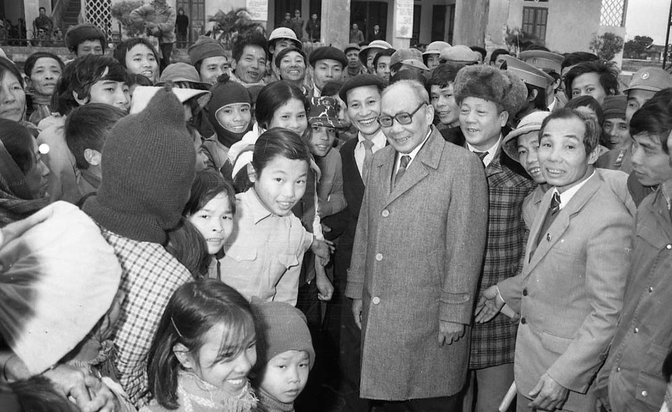Nhân dịp Nguyên đán Tết Kỷ Tỵ, ngày 4/2/1989, Chủ tịch Hội đồng Nhà nước Võ Chí Công tới thăm, chúc Tết xã viên Hợp tác xã Đồng Lý, huyện Lý Nhân, tỉnh Hà Nam Ninh. (Ảnh: Minh Điền/TTXVN)