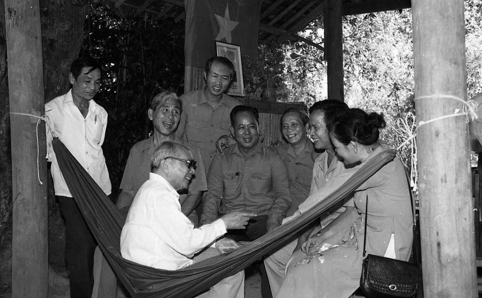 Chủ tịch Hội đồng Nhà nước Võ Chí Công nói chuyện thân mật với cán bộ huyện Tân Biên (Tây Ninh) ở lán làm việc của đồng chí Phạm Hùng trước đây trong Khu Trung ương Cục miền Nam, trong chuyến thăm tỉnh Tây Ninh từ ngày 18 đến 23/1/1990. (Ảnh: Minh Điền/TTXVN)