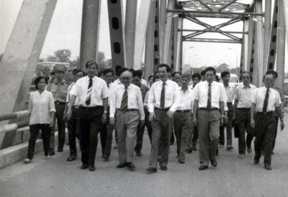 Cố vấn Ban Chấp hành Trung ương Đảng Võ Chí Công thăm cầu Yên Bái mới được khánh thành (29/9/1993). (Ảnh: TTXVN)