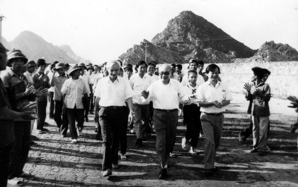 Chủ tịch Hội đồng Nhà nước Võ Chí Công thăm huyện Đông Sơn (Thanh Hóa). (Ảnh: TTXVN)