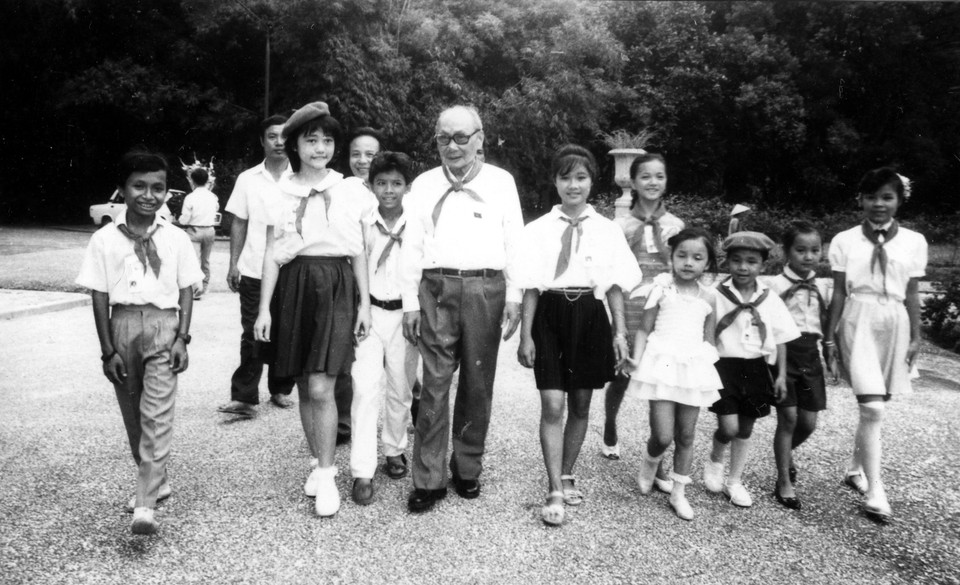 Chủ tịch Hội đồng Nhà nước Võ Chí Công gặp gỡ các cán bộ phụ trách Đội và thiếu nhi Hà Nội (Hà Nội, 12/8/1991). (Ảnh: TTXVN)