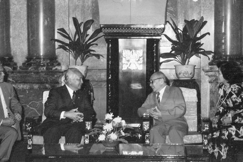 Chủ tịch Hội đồng Nhà nước Võ Chí Công hội đàm với Tổng thống Indonesia Suharto thăm chính thức Việt Nam (11/1990). (Ảnh: Kim Hùng/TTXVN)