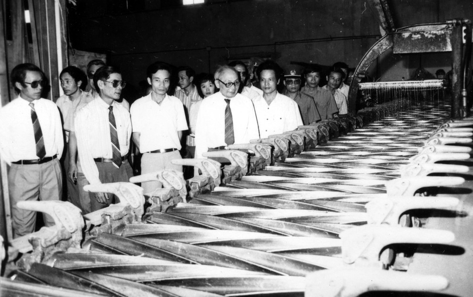 Chủ tịch Hội đồng Nhà nước Võ Chí Công thăm Liên hiệp xí nghiệp đay tại Thái Bình (3/6/1992). (Ảnh: TTXVN)