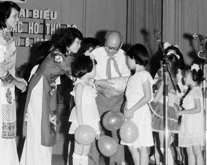 Chủ tịch Hội đồng Nhà nước Võ Chí Công tặng quà đại biểu thiếu nhi dự Đại hội Cháu ngoan Bác Hồ toàn quốc lần thứ III (Hà Nội, 23/6/1990). (Ảnh: Trịnh Liêm/TTXVN)