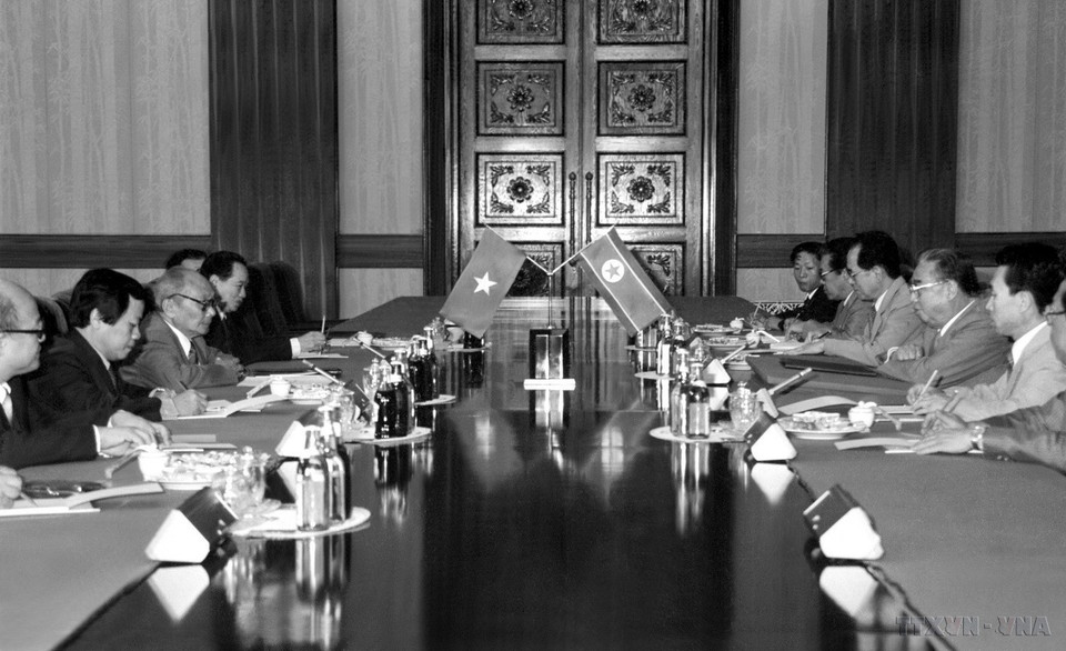 Chủ tịch Hội đồng Nhà nước Võ Chí Công hội đàm với Chủ tịch Kim Nhật Thành trong chuyến thăm, dự Lễ kỷ niệm lần thứ 40 ngày thành lập nước Cộng hòa Dân chủ Nhân dân Triều Tiên và trao Huân chương Sao Vàng cho Chủ tịch Kim Nhật Thành, tháng 9/1988. (Ảnh: Minh Điền/TTXVN)