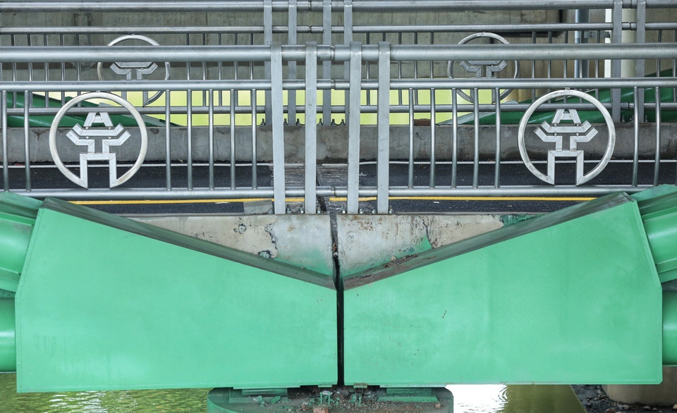 Lan can của cầu có thiết kế biểu tượng riêng của Hà Nội. (Ảnh: Tuấn Anh/TTXVN)