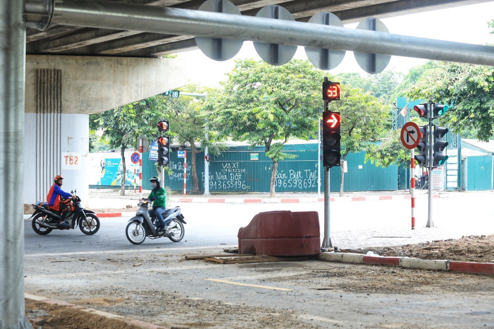 Đèn báo giao thông đã được lắp đặt hoàn thiện. (Ảnh: Tuấn Anh/TTXVN)