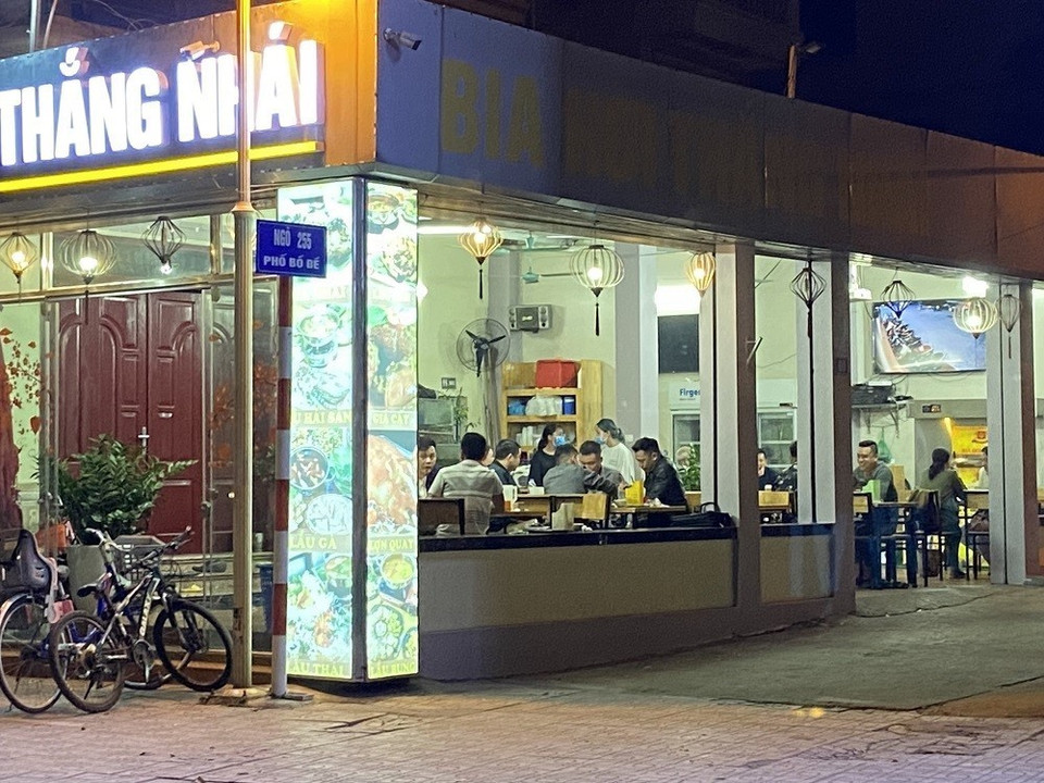 Một quán bia đông khách trên phố Bồ Đề (quận Long Biên).(Ảnh: Minh Nghĩa/TTXVN)