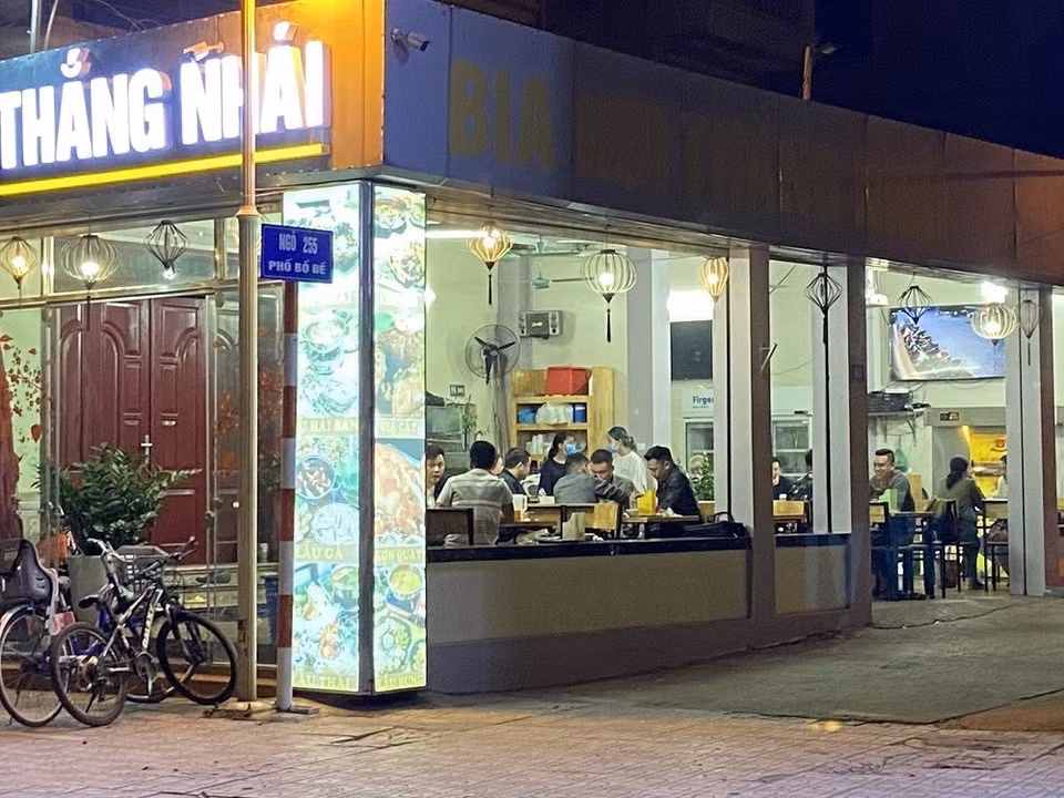 Một quán bia đông khách trên phố Bồ Đề (quận Long Biên).(Ảnh: Minh Nghĩa/TTXVN)