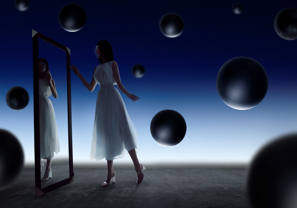 Không dừng ở đó, lồng ghép vào ý tưởng của bộ ảnh chính là thông điệp sâu sắc mà Á Hậu muốn gửi gắm đến cộng đồng về cuộc sống hậu COVID-19. (Ảnh: CTV/Vietnam+)