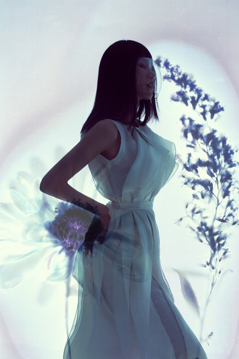 ‘Đeo khẩu trang, khử khuẩn, tuân thủ những quy định phòng chống dịch... những hành động tuy nhỏ này lại có thể tạo ra một tương lai tốt đẹp hơn đang chờ đón mọi người. Cuộc đấu tranh chống chọi COVID-19 là một hành trình dài, nhưng chúng ta đã đi được tới đây, chúng ta đã, đang và sẽ chiến thắng đại dịch,’ Á hậu Phương Anh chia sẻ. (Ảnh: CTV/Vietnam+)