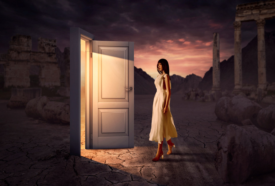 Hình ảnh của ‘lá chắn’ - chiếc khẩu trang không chỉ trở thành điểm nhấn của bộ ảnh mà còn thể hiện tư duy về những gì thế giới đã và đang phải trải qua. (Ảnh: CTV/Vietnam+)