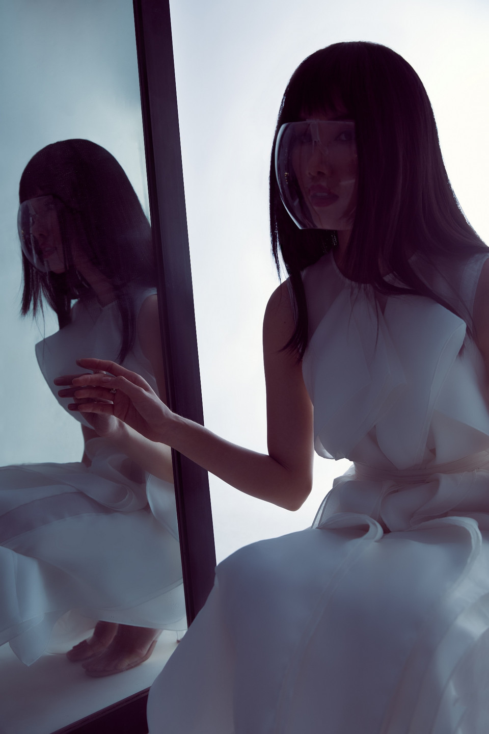 Giữa khoảng thời gian đặc biệt này, để có thể đem đến nguồn năng lượng tích cực cho cộng đồng cùng nhau vượt qua thử thách của đại dịch, bộ ảnh nghệ thuật được nàng Á hậu gửi gắm thông điệp: ‘Đại dịch COVID-19 đã thay đổi cách chúng ta sống và tương tác với những người xung quanh. Cuộc sống của chúng ta dễ gặp hiểm nguy chỉ với một cái chạm. Vì những ngày này một cái chạm có thể tiềm ẩn mầm bệnh. Cho nên chúng ta cần tạo ra một khiên chắn bảo vệ sức khỏe cho mình và gia đình, bạn bè.’ (Ảnh: CTV/Vietnam+)