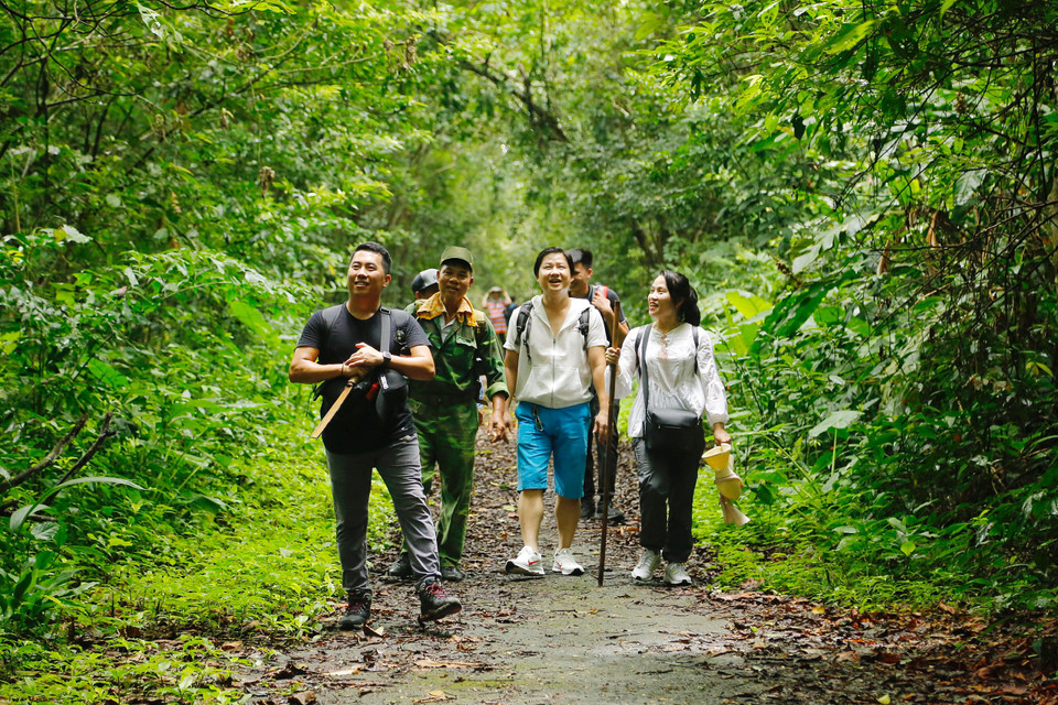 Chuyến xuyên rừng có độ dài hơn 10km, vượt qua 4 quả núi có địa hình dốc đá nhưng độ cao khiêm tốn, không quá 500m so mực nước biển. (Ảnh: CTV/Vietnam+)