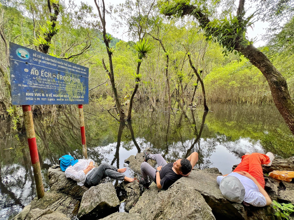 Dừng chân nghỉ trưa ở Ao ếch để thưởng thức hương vị và âm thanh của núi rừng. (Ảnh: Xuân Mai/Vietnam+)