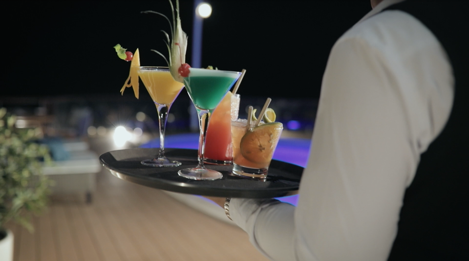 ... và thưởng thức những ly cocktail tê tê đầu lưỡi trên boong tàu ngắm bóng trăng trôi giữa mênh mông đại dương và nhún nhảy theo vài bản nhạc du dương. (Ảnh: CTV/Vietnam+)