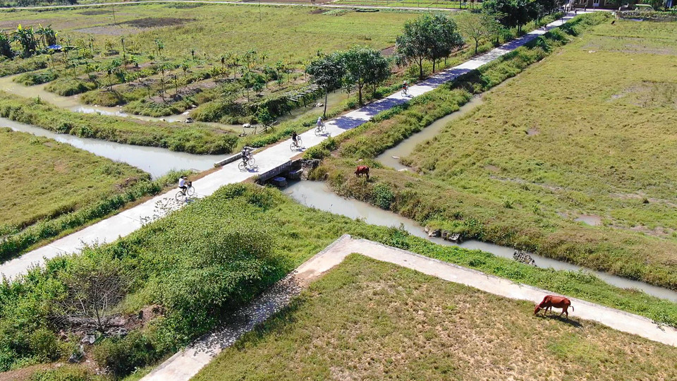 Sau khi dừng chân uống nước nghỉ ngơi , nếu còn đủ sức hãy cùng nhau lên xe đạp khám phá quanh đảo. (Ảnh:CTV/Vietnam+)