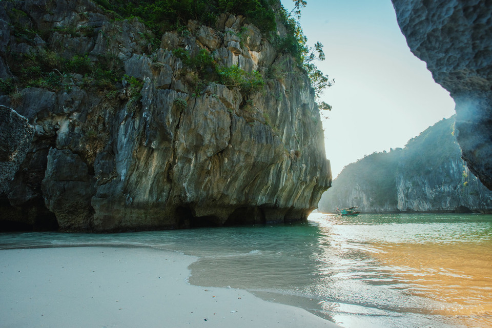 Những bãi cát dài mịn màng thuộc khu vực vịnh Lan Hạ. (Ảnh: Xuân Mai/Vietnam+)