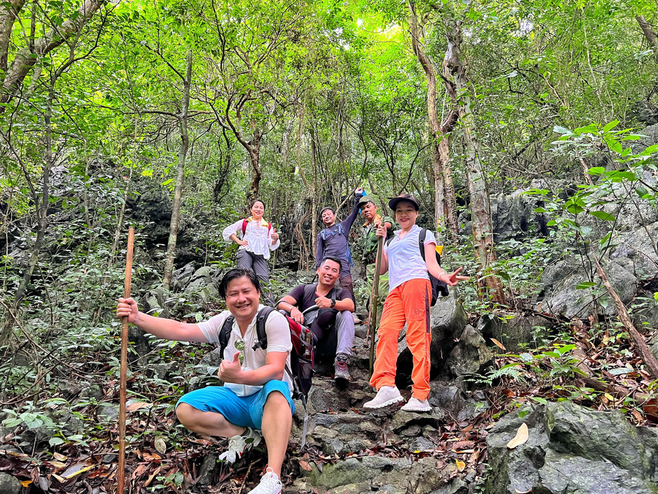Cung đường này nên chọn đi vào những này nắng ráo, bởi địa hình đa phần là núi đá vôi trơn trượt. (Ảnh: Xuân Mai/Vietnam+)