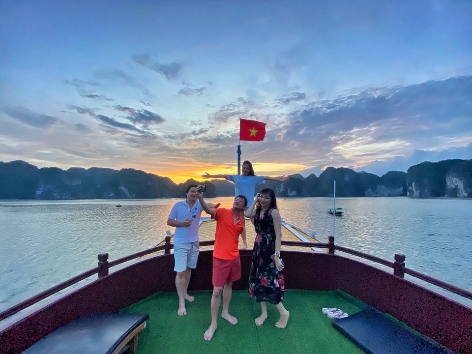 Những nhóm khách thích sự riêng tư thường chọn cách trải nghiệm ngủ đêm trên vịnh với một chiếc tàu nhỏ, thay vì ở trên chiếc tàu lớn đông đúc phải chia sẻ không gian với hàng chục khách xa lạ. (Ảnh: Xuân Mai/Vietnam+)