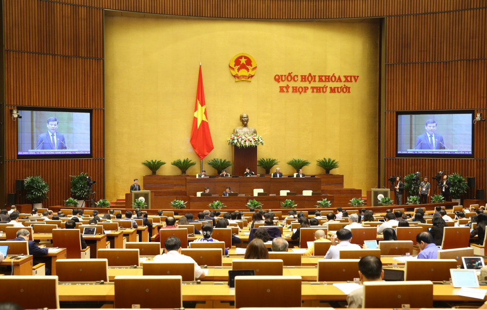 Viện trưởng Viện Kiểm sát Nhân dân Tối cao Lê Minh Trí trình bày Báo cáo việc thực hiện các nghị quyết của Quốc hội về giám sát chuyên đề và chất vấn trong nhiệm kỳ khóa XIV và một số nghị quyết trong nhiệm kỳ khóa XIII. (Ảnh: Doãn Tấn/TTXVN)