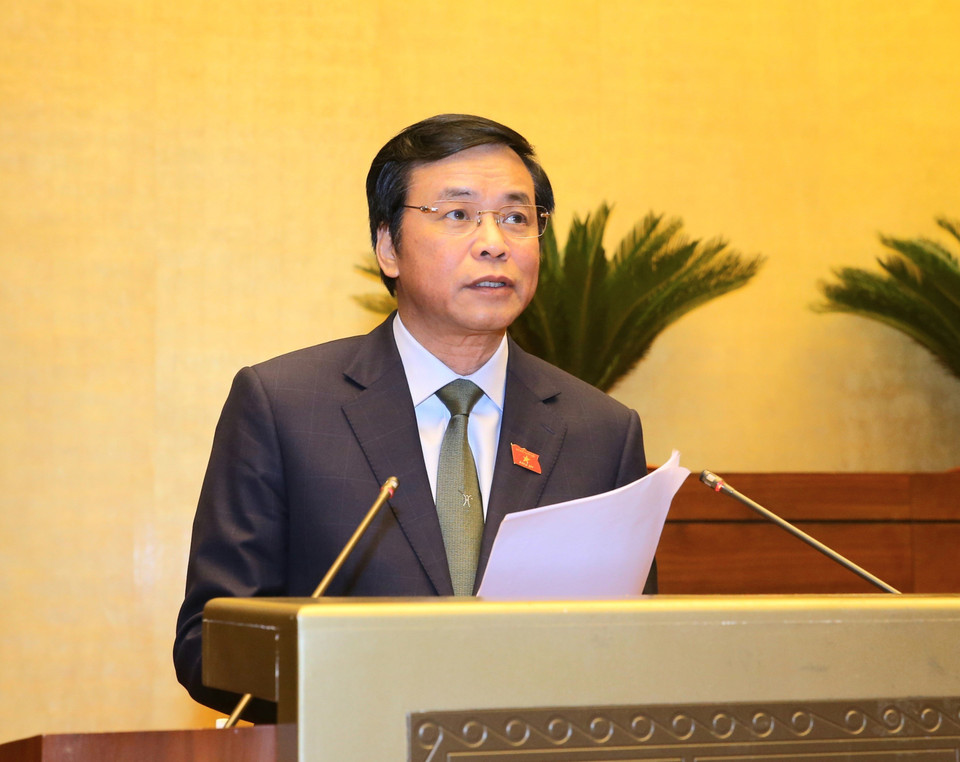 Tổng Thư ký Quốc hội-Chủ nhiệm Văn phòng Quốc hội Nguyễn Hạnh Phúc trình bày Báo cáo tổng hợp ý kiến thẩm tra của Hội đồng Dân tộc, các Ủy ban của Quốc hội về giám sát chuyên đề và chất vấn trong nhiệm kỳ khóa XIV và một số nghị quyết trong nhiệm kỳ khóa XIII. (Ảnh: Doãn Tấn/TTXVN)