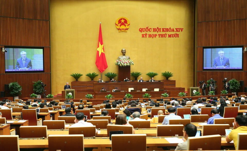 Chánh án Tòa án Nhân dân Tối cao Nguyễn Hòa Bình trình bày Báo cáo việc thực hiện các nghị quyết của Quốc hội về giám sát chuyên đề và chất vấn trong nhiệm kỳ khóa XIV và một số nghị quyết trong nhiệm kỳ khóa XIII. (Ảnh: Doãn Tấn/TTXVN)