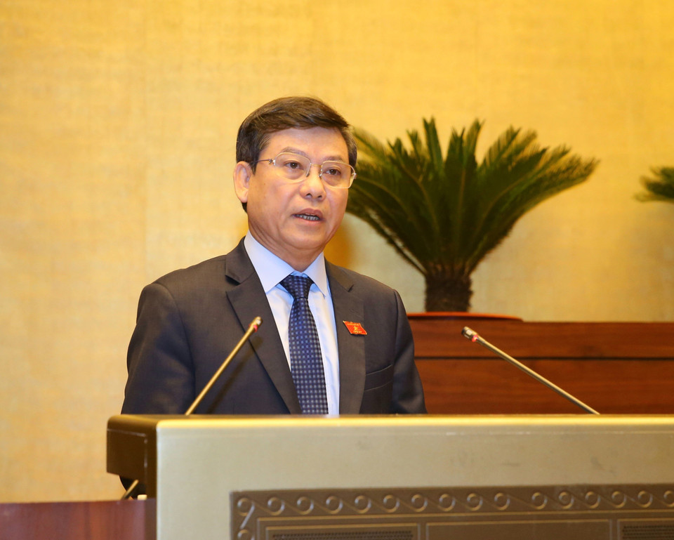 Viện trưởng Viện Kiểm sát Nhân dân Tối cao Lê Minh Trí trình bày Báo cáo việc thực hiện các nghị quyết của Quốc hội về giám sát chuyên đề và chất vấn trong nhiệm kỳ khóa XIV và một số nghị quyết trong nhiệm kỳ khóa XIII. (Ảnh: Doãn Tấn/TTXVN)