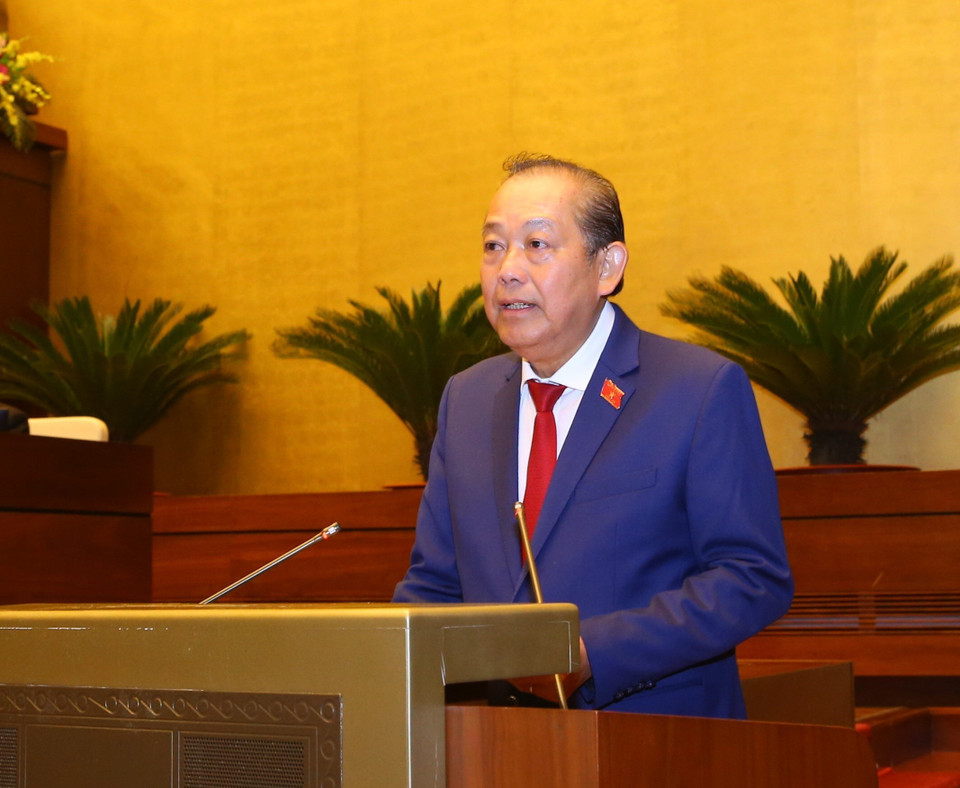 Phó Thủ tướng Thường trực Chính phủ Trương Hòa Bình trình bày Báo cáo việc thực hiện các nghị quyết của Quốc hội về giám sát chuyên đề và chất vấn trong nhiệm kỳ khóa XIV và một số nghị quyết trong nhiệm kỳ khóa XIII. (Ảnh: Doãn Tấn/TTXVN)