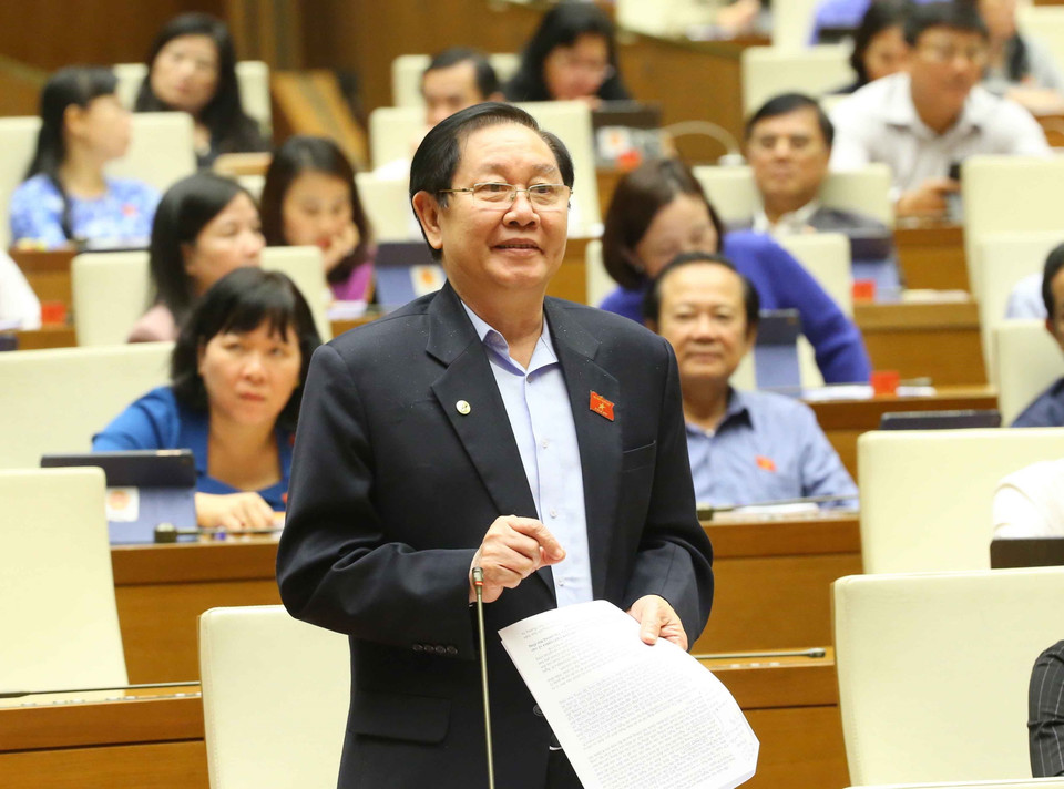 Bộ trưởng Bộ Nội vụ Lê Vĩnh Tân trả lời câu hỏi chất vấn. (Ảnh: Doãn Tấn/TTXVN)