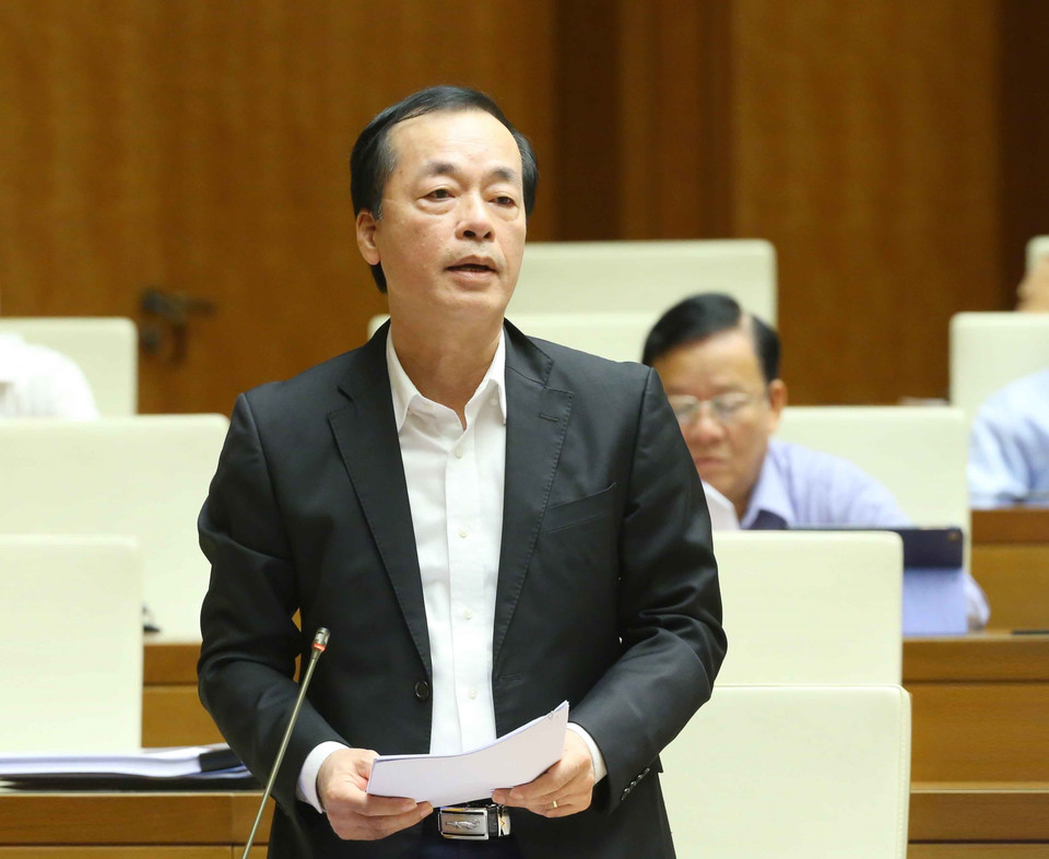 Bộ trưởng Bộ Xây dựng Phạm Hồng Hà trả lời câu hỏi chất vấn. (Ảnh: Doãn Tấn/TTXVN)