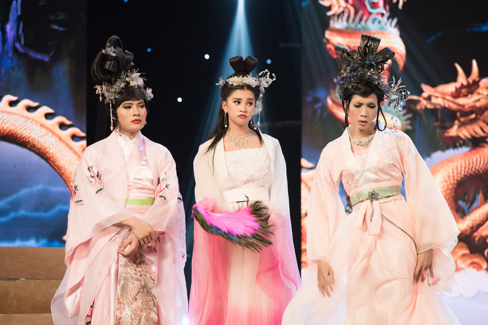 Tấn Phát và Thanh Vàng – hai cô chị tiên nữ trong Táo quân 2019 của Tiểu Vy nhận xét, rằng dù chỉ mới 18 tuổi, lại lần đầu diễn xuất nhưng Vy tiếp thu rất nhanh, chịu khó và 'chịu chơi,' ba chị em tiên nữ nhất định sẽ tạo tiếng cười cho khán giả.(Ảnh: Quang Đức/Vietnam+)