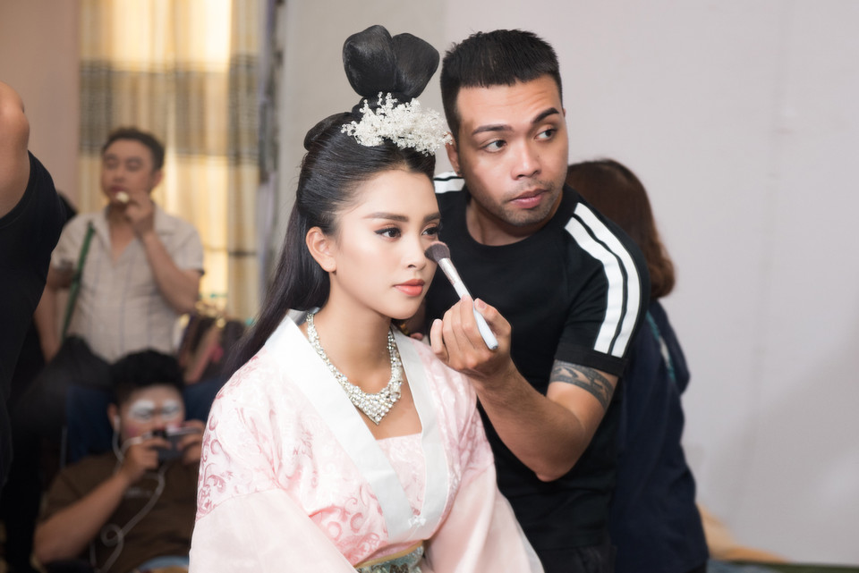 Từ tạo hình tiểu Tiên nữ xinh đẹp, Hoa hậu Tiểu Vy gây bất ngờ bởi khả năng diễn xuất, hứa hẹn sẽ khiến khán giả thêm phần thích thú... (Ảnh: Quang Đức/Vietnam+)