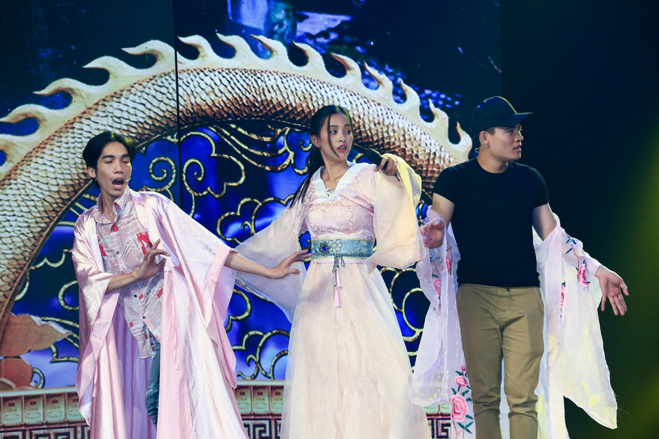 Tiểu Vy chia sẻ: 'Đây là lần đầu Vy diễn xuất nên còn khá lạ lẫm và hơi… bị sợ, nhưng được các anh chị luôn bên cạnh giúp đỡ nên Vy cảm thấy tự tin hơn rất nhiều.'(Ảnh: Hoàng Trọng/Vietnam+)