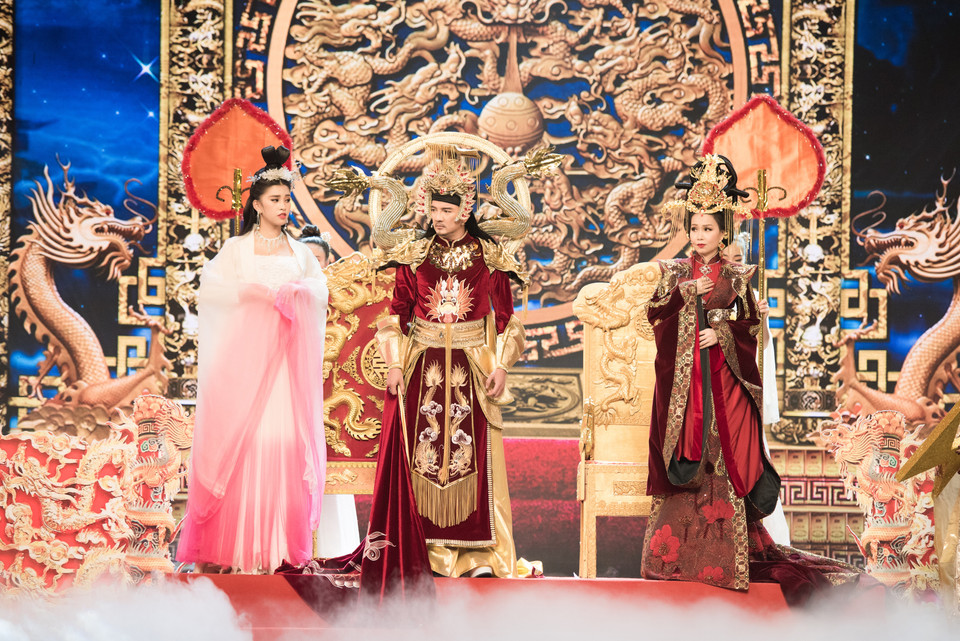 Ngoài bộ ba nhà Táo sẽ chính thức góp mặt trong chương bao gồm: Táo Đỏ (Đại Nghĩa), Táo Xanh (Huỳnh Lập) và Táo Hồng (Khả Như) còn có hai ca sỹ Đàm Vĩnh Hưng và Cẩm Ly sẽ vào vai Ngọc Hoàng và Thiên Hậu. (Ảnh: Quang Đức/Vietnam+)