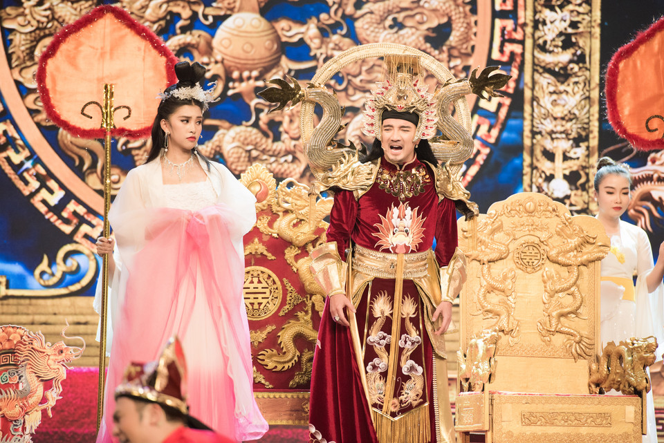 Cô đứng chung sân khấu với ca sỹ Đàm Vĩnh Hưng. (Ảnh: Quang Đức/Vietnam+)