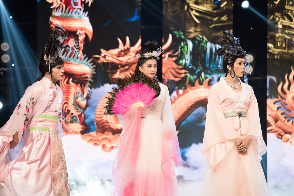 Không chỉ gây ấn tượng bằng khả năng diễn xuất trong tạo hình tiểu Tiên nữ, Tiểu Vy diện trang phục cổ rất thu hút. (Ảnh: Quang Đức/Vietnam+)