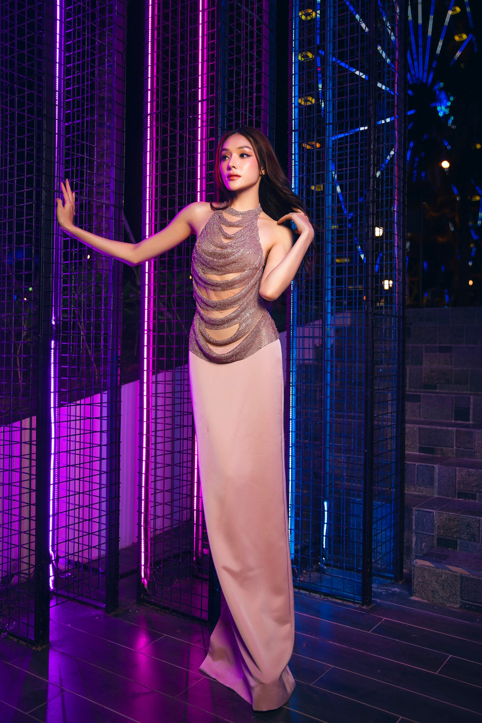 Cô thường được gọi là "mỹ nhân đập mặt xây lại," là á hậu hiếm hoi công khai "dao kéo." Người đẹp từng trải qua phẫu thuật nâng mũi, cắt mí, chỉnh răng, tiêm filler cằm và môi. (Ảnh: CTV/Vietnam+)