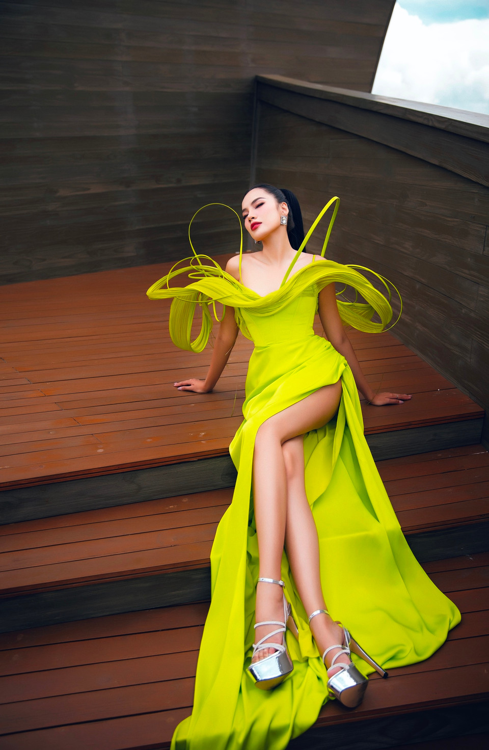 Hoàng Phương vẫn đang hoạt động năng nổ trong nhiệm kỳ của mình với những vai trò giám khảo, huấn luyện viên catwalk... cũng như tham gia các hoạt động cộng đồng, quảng bá hình ảnh, văn hóa truyền thống Việt Nam. (Ảnh: CTV/Vietnam+)