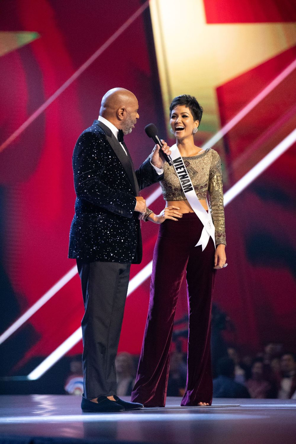 Đây là khoảnh khắc H'Hen Niê được gọi tên vào top 20. (Ảnh: BTC)